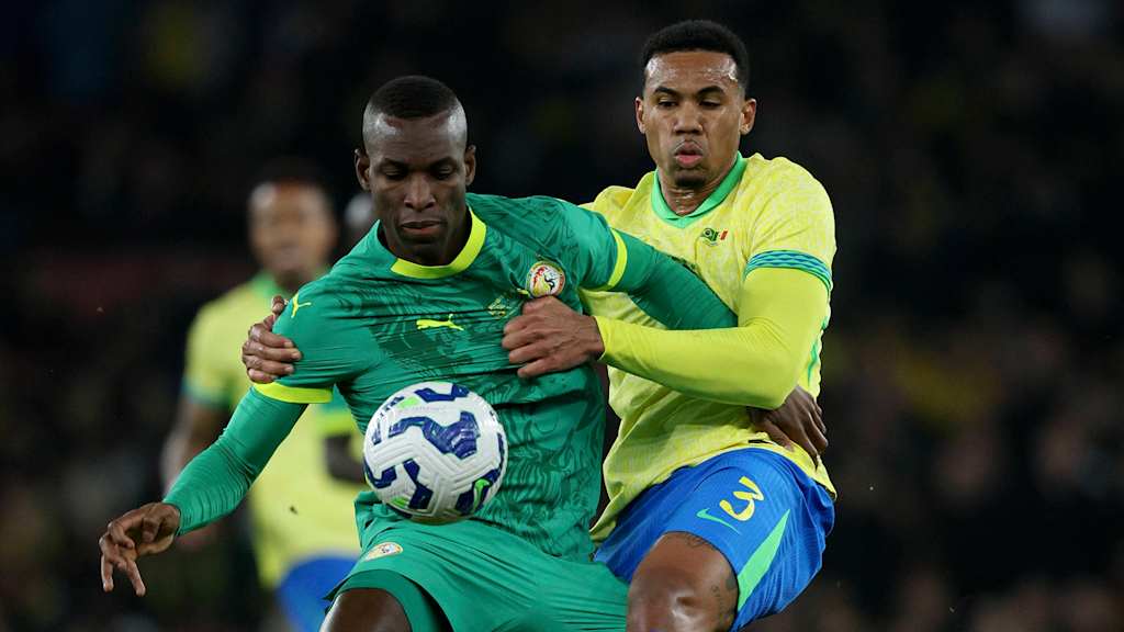 Nicolas Jackson führt einen Zweikampf im Spiel zwischen Senegal und Brasilien.