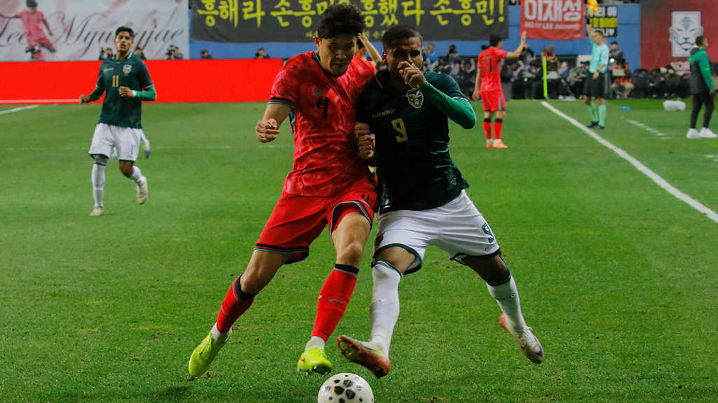 Minjae Kim im Zweikampf während des Länderspiels Südkorea gegen Bolivien.
