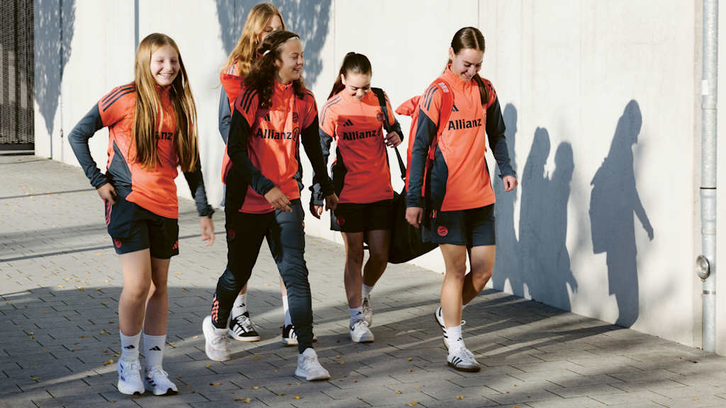 Nachwuchsspielerinnen des FC Bayerns auf dem Weg in die Kabine