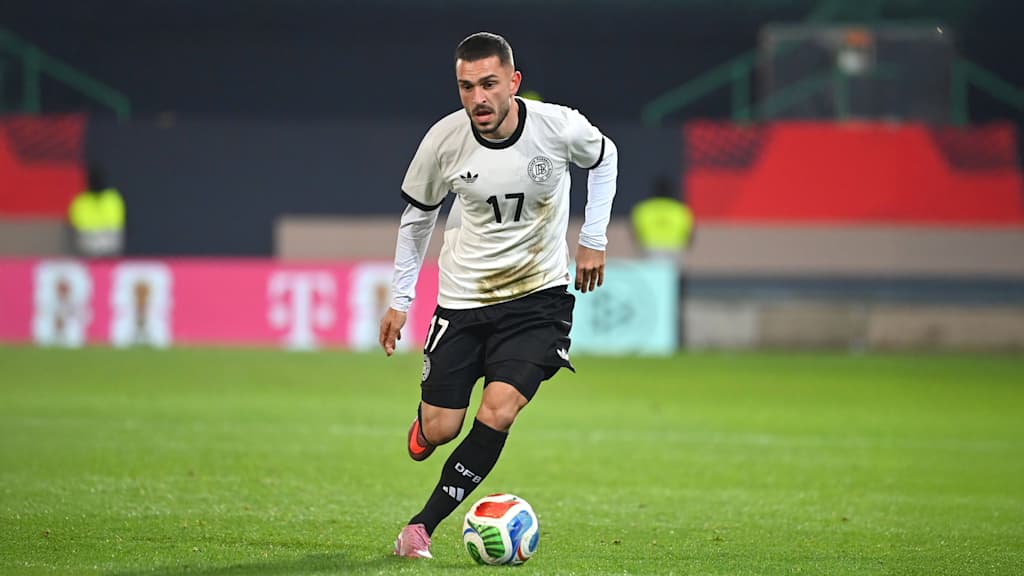 Arijon Ibrahimovic führt den Ball im Trikot der deutschen U21-Nationalmannschaft.