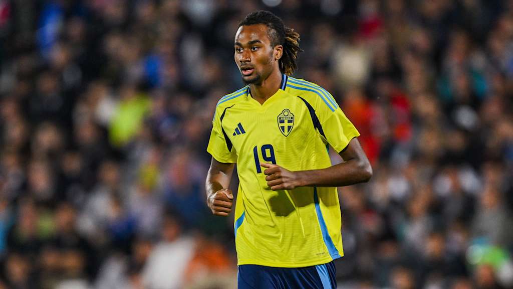 Jonah Kusi-Asare trägt der Trikot der schwedischen U21-Nationalelf.