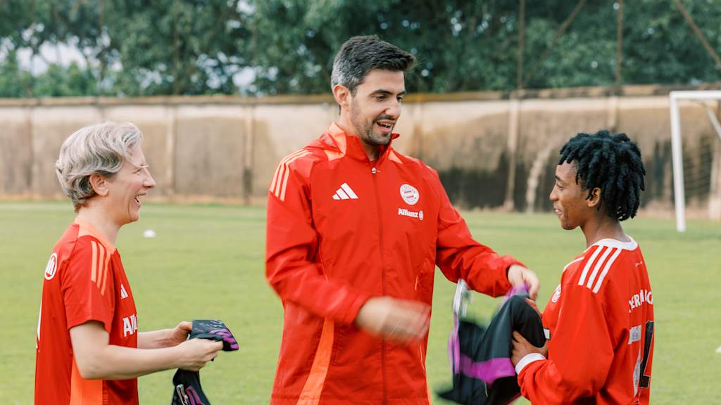 Francisco De Sá Fardilha und Nathalie Bischof übergeben Trikots.