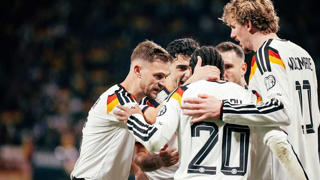 Joshua Kimmich jubelt mit den Mannschaftskollegen nach einem Tor der DFB-Elf gegen die Slowakei