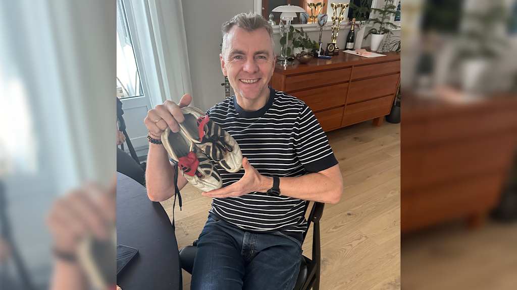 Der Vater von Glódís Perla Viggósdóttir hält die ersten Schuhe der Innenverteidigerin in den Händen.