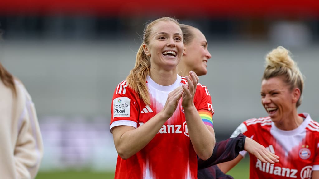 Glódís Perla Viggósdóttir klatschend nach einer Partie der FC Bayern Frauen