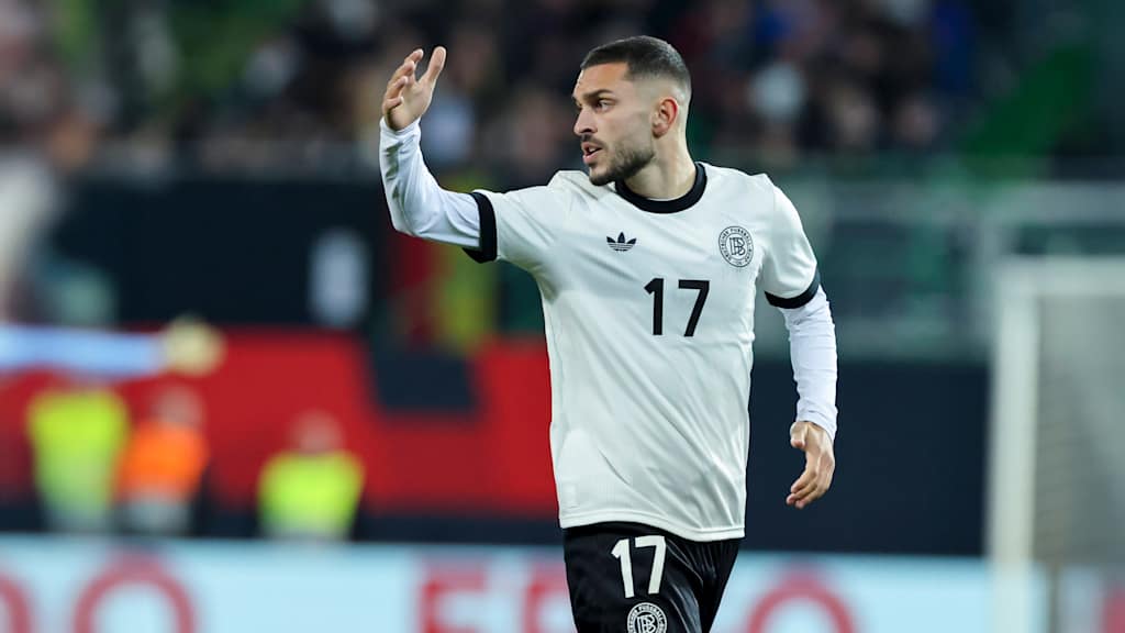 Arijon Ibrahimović gestikuliert im Trikot der deutschen U21-Nationalelf