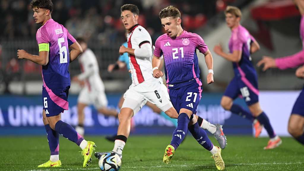 Lennart Karl spielt einen Pass im Trikot der deutschen U21-Nationalmannschaft