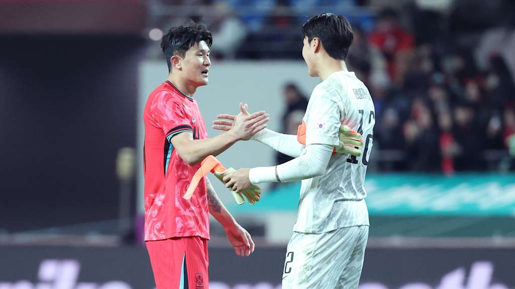 Minjae Kim klatscht mit dem Torwart der südkoreanischen Nationalmannschaft ab