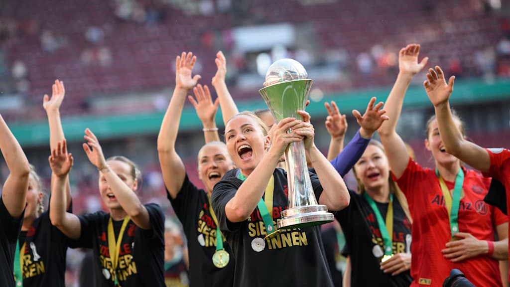 Glódís Perla Viggósdóttir mit dem DFB-Pokal nach dem gewonnenen Endspiel in Köln in der Saison 2024/25.