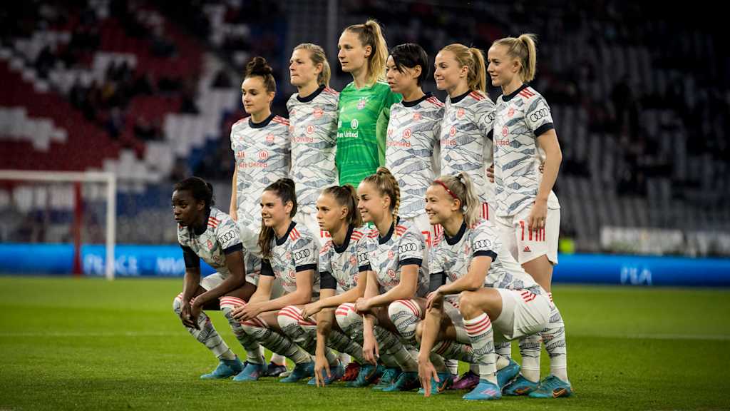 Die FC Bayern Frauen vor dem Spiel gegen Paris Saint-Germain in der Allianz Arena in der Saison 2021/22.