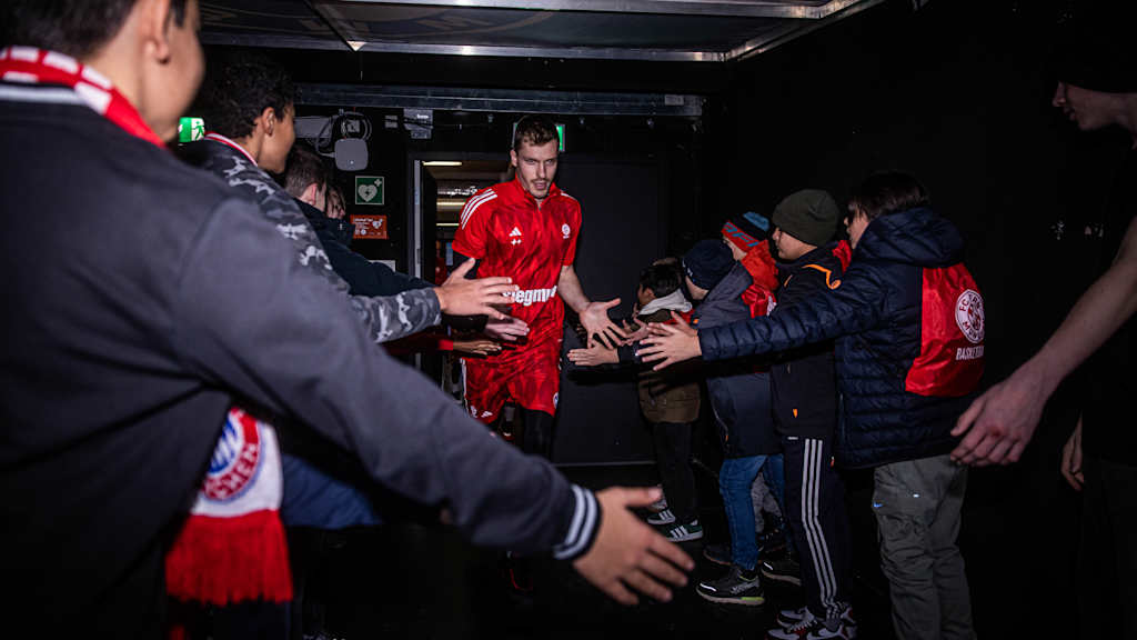 Kinder klatschen mit Andreas Obst ein