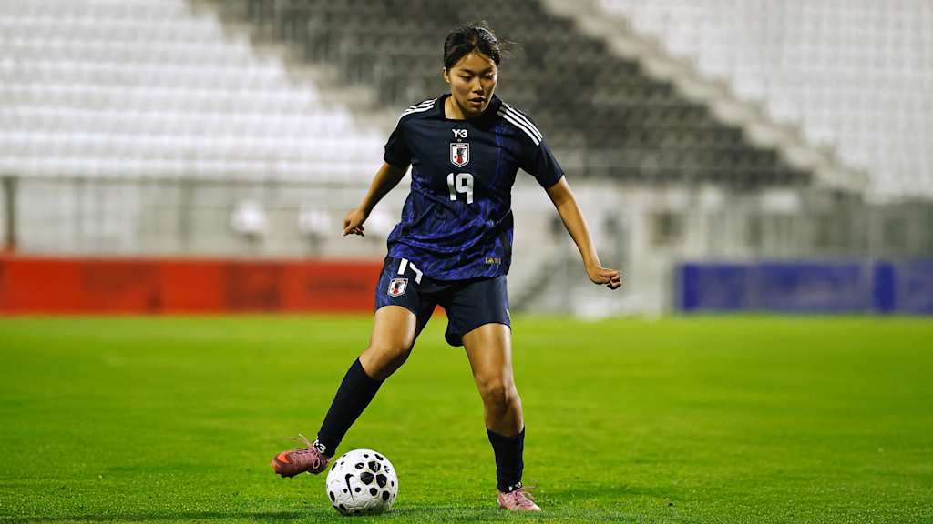 Momoko Tanikawa führt den Ball im Trikot der japanischen Nationalelf.