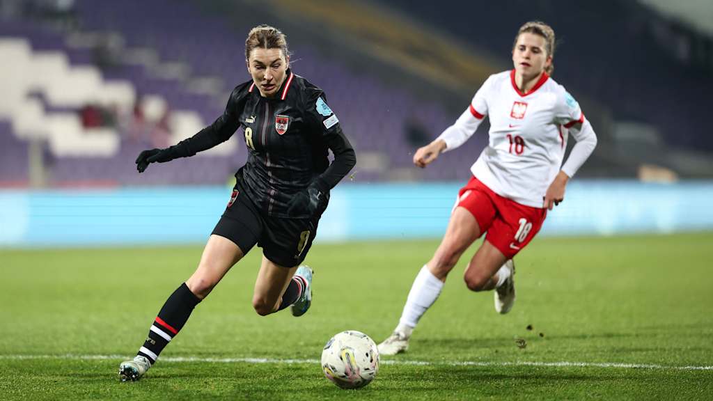 Barbara Dunst dribbelt mit dem Ball und wird vom einer Gegenspielerin verfolgt.