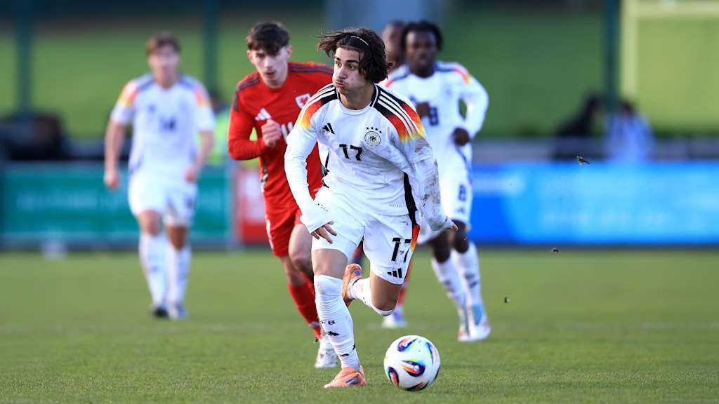 Adin Ličina im Dribbling während des Länderspiels gegen Wales.