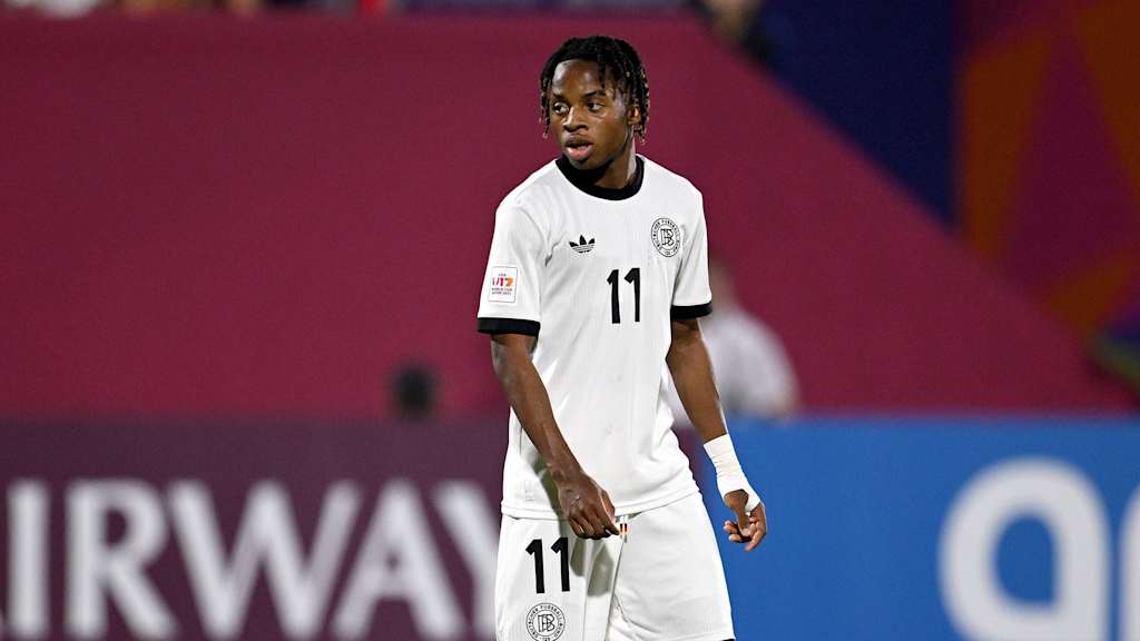 Wisdom Mike trägt das Trikot der deutschen U17-Nationalmannschaft.