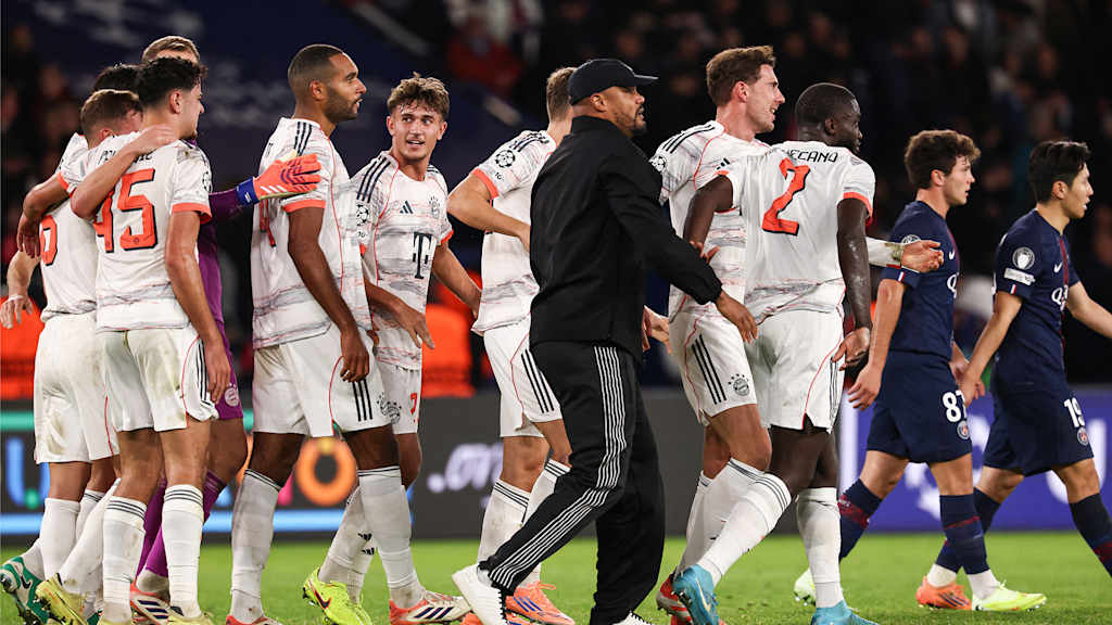 Vincent Kompany jubelt mit seiner Mannschaft nach dem Champions League-Spiel des FC Bayern bei Paris Saint-Germain