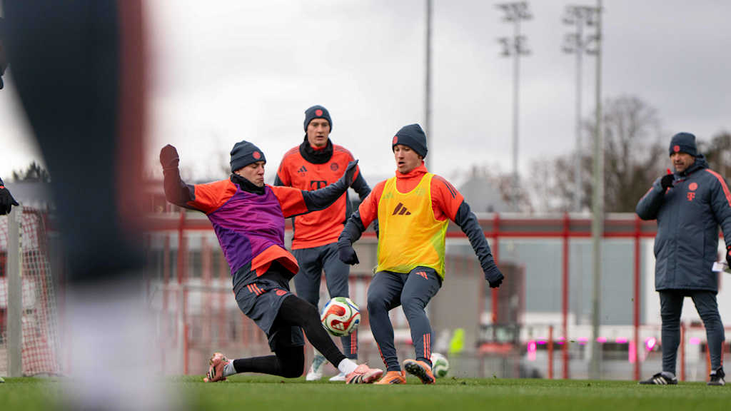 Tim Binder im Zweikampfduell mit Javier Fernández während einer Trainingseinheit der FCB-Amateure.