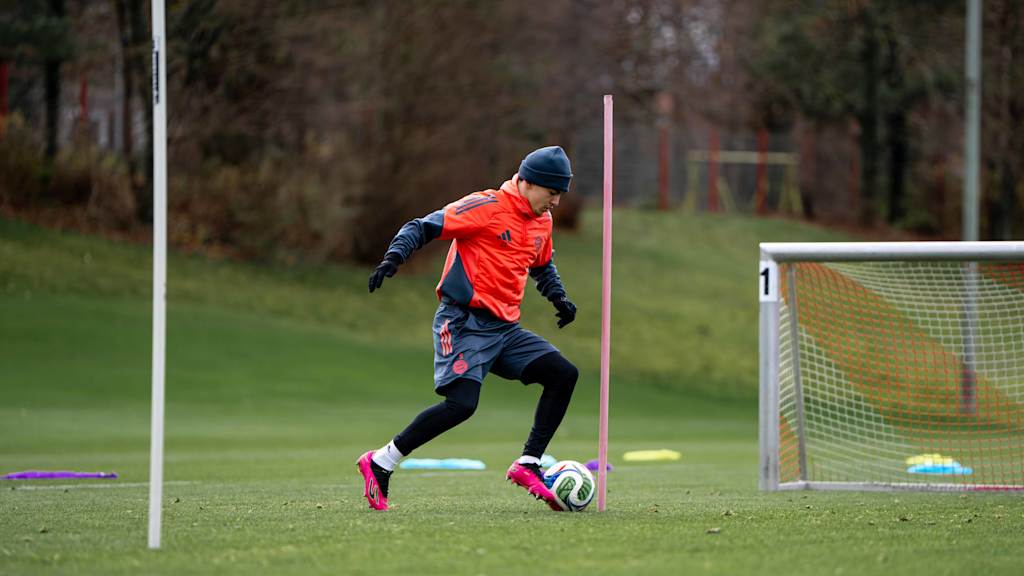 Jussef Nasrawe führt den Ball im Training der FC Bayern Amateure.