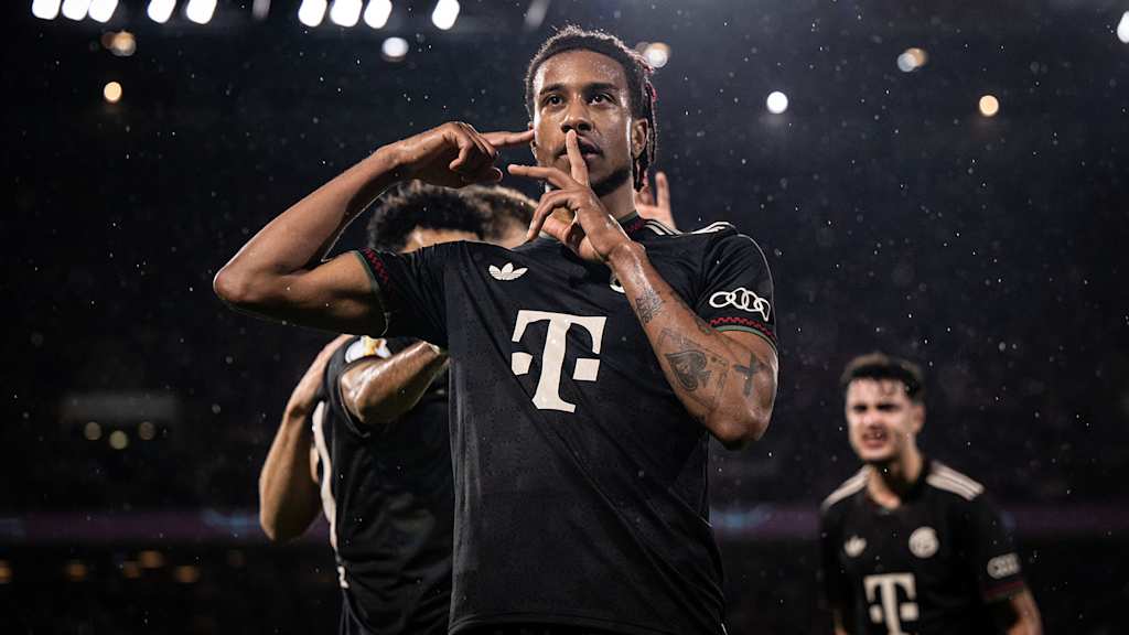 Michael Olise legt im Pokalspiel des FC Bayern in Köln den Finger zum Jubel auf dem Mund