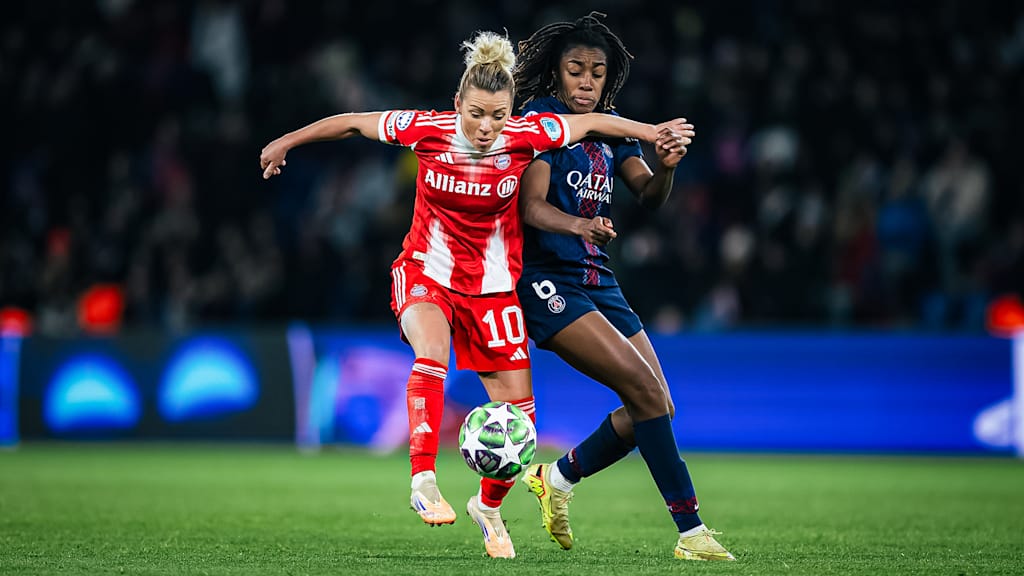Linda Dallmann im Zweikampf während des Gastspiels der FC Bayern Frauen in der UEFA Women’s Champions League bei Paris Saint-Germain