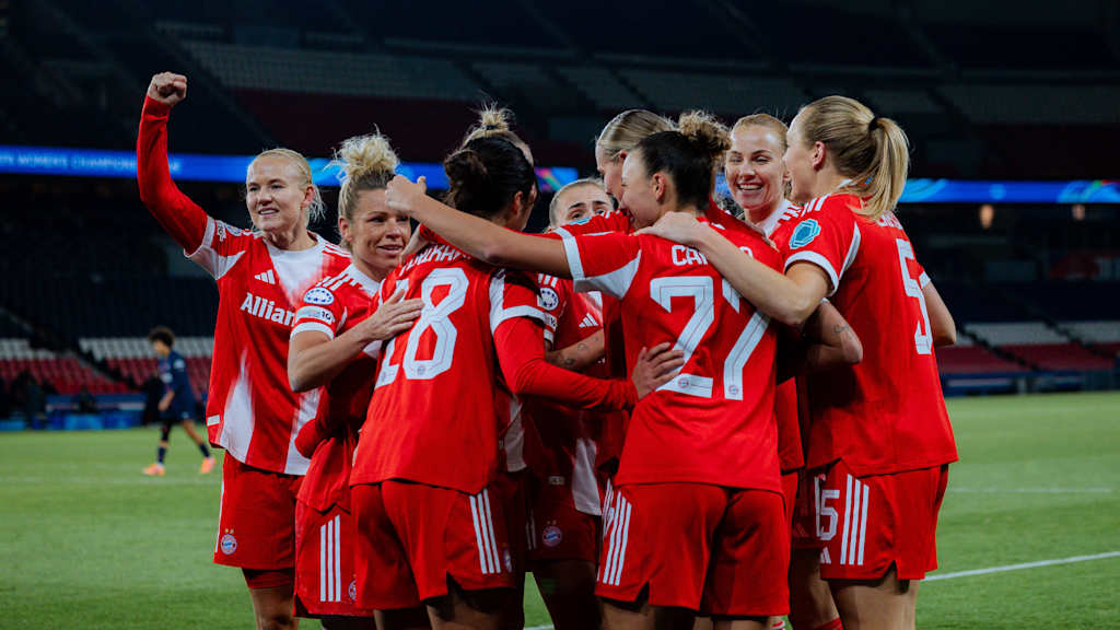 Die FC Bayern Frauen bejubeln einen Treffer bei Paris Saint-Germain.