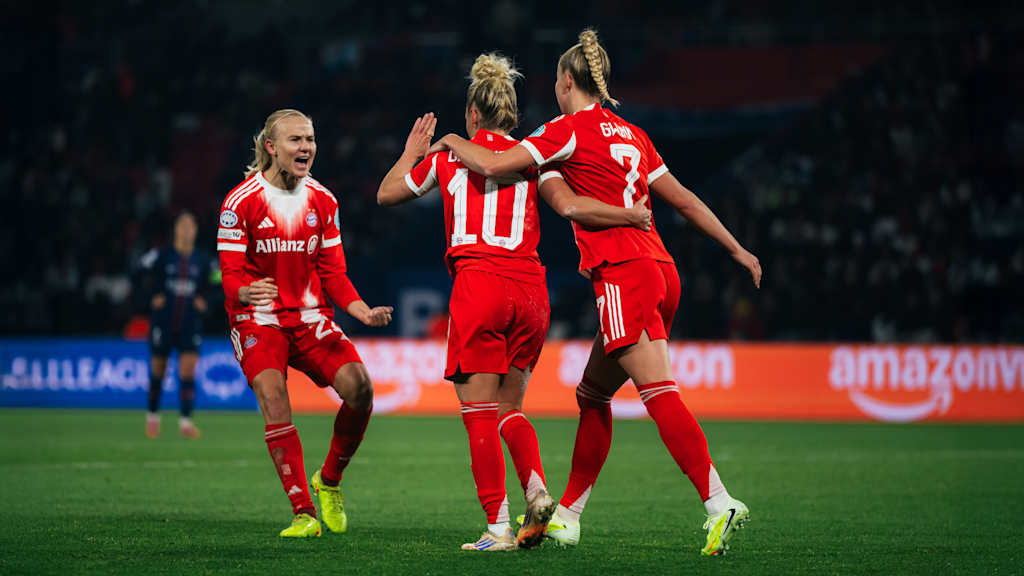 Pernille Harder, Linda Dallmann und Giulia Gwinn bejubeln ein Tor gegen PSG.