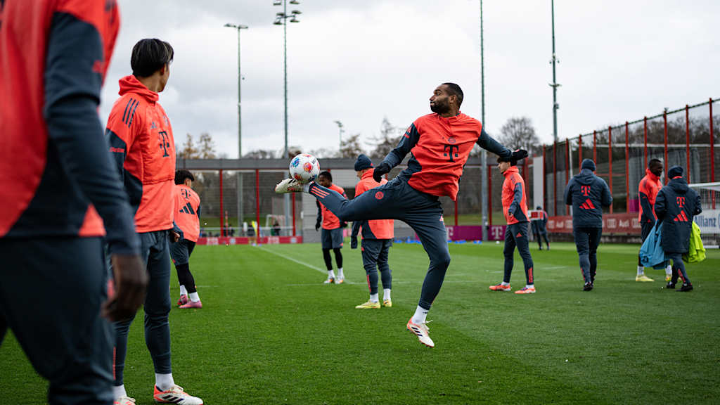 Jonathan Tah springt im Training des FC Bayern nach einem Ball