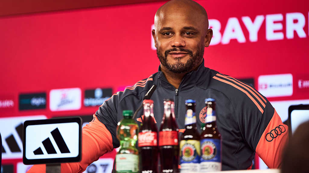 Vincent Kompany lächelt im Pressetalk des FC Bayern vor dem Bundesliga-Heimspiel gegen Freiburg