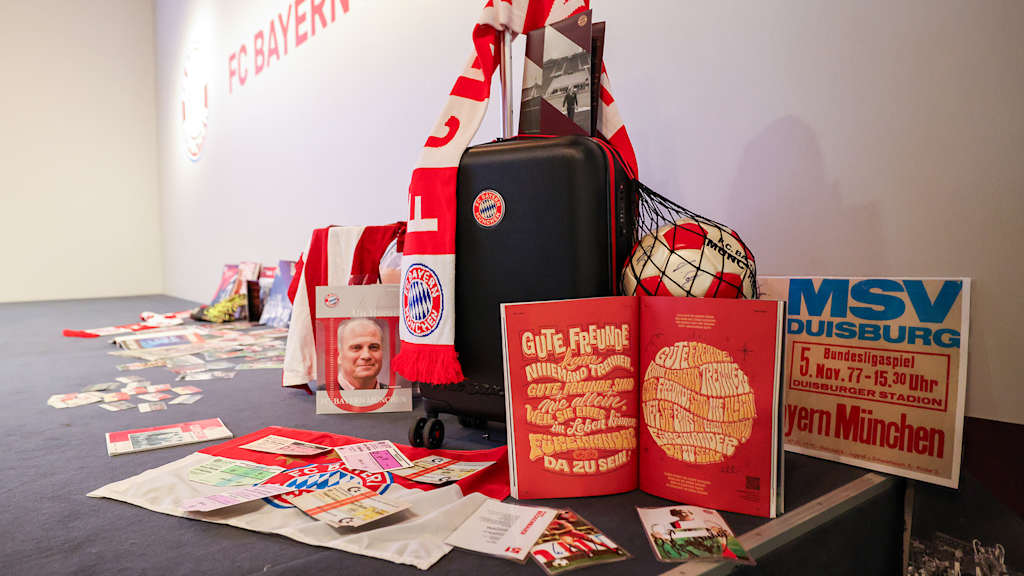 Stücke aus dem FC Bayern Erinnerungskoffer, unter anderem Zeitungsausschnitte, Bücher und Fotos