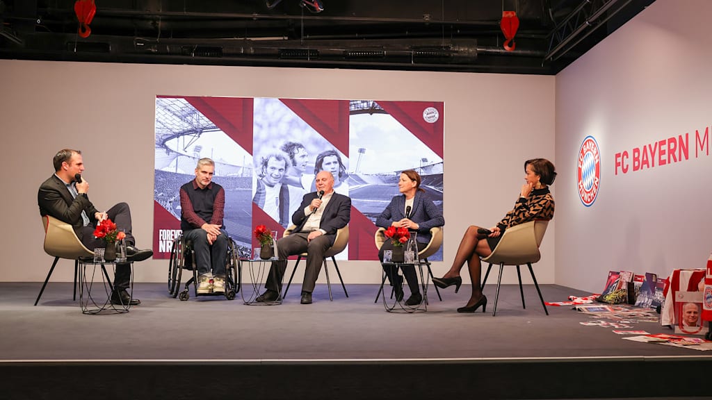 Uli Hoeneß spricht auf der Podiumsdiskussion rund um den FC Bayern Erinnerungskoffer