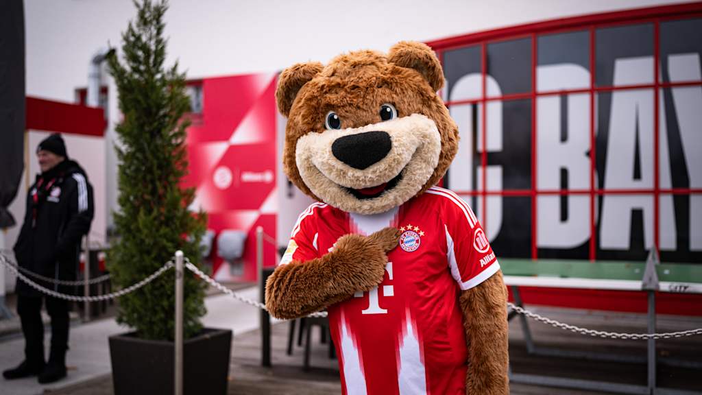 Berni zeigt auf die Sterne auf seinem Trikot.