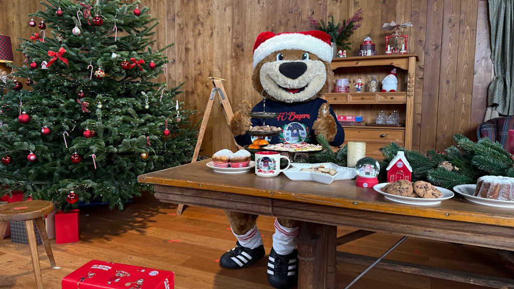 Berni sitzt an einem festlich gedeckten Tisch.