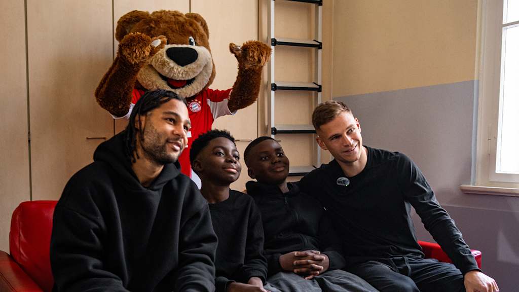 Joshua Kimmich and Serge Gnabry have a photo with two children in the hospital