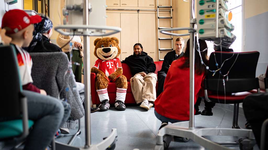 Serge Gnabry und Joshua Kimmich bei ihrem Besuch der Kinderklinik