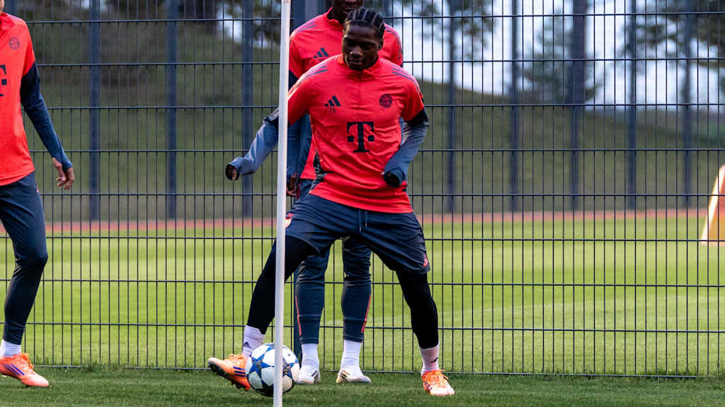 Frank Egwuatu im Training der U19 des FC Bayern mit dem Ball am Fuß.