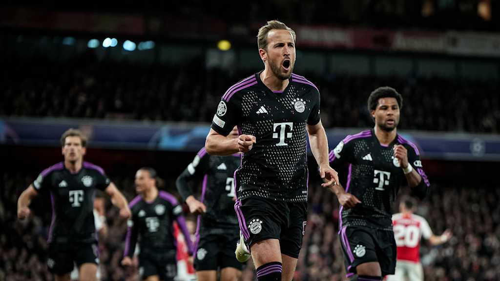 Harry Kane jubelt nach einem Tor für den FC Bayern beim FC Arsenal
