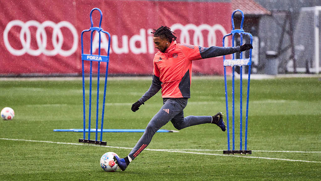 Michael Olise beim Torschuss im Abschlusstraining des FC Bayern vor dem Bundesliga-Spiel gegen Freiburg