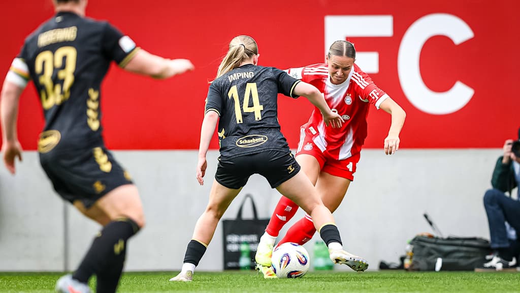 Klara Bühl im Zweikampf mit Carlotta Imping während des Heimspiels der FC Bayern Frauen in der Google Pixel Frauen-Bundesliga gegen den 1. FC Köln