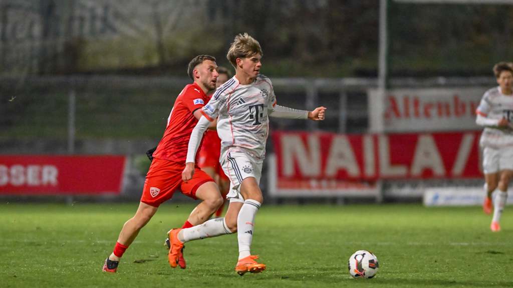 Guido Della Rovere führt den Ball am Fuß im Spiel der FC Bayern Amateure.