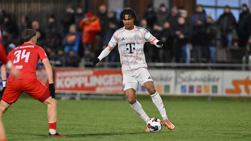 Julien Yanda führt den Ball am Fuß.