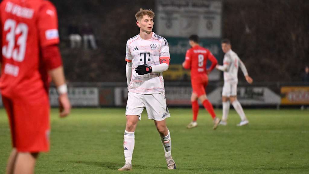 Anton Heinz schaut einem Ball hinterher.