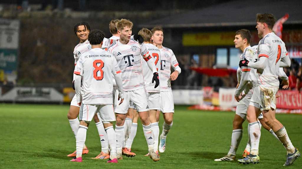 Die FC Bayern Amateure bejubeln einen Treffer.
