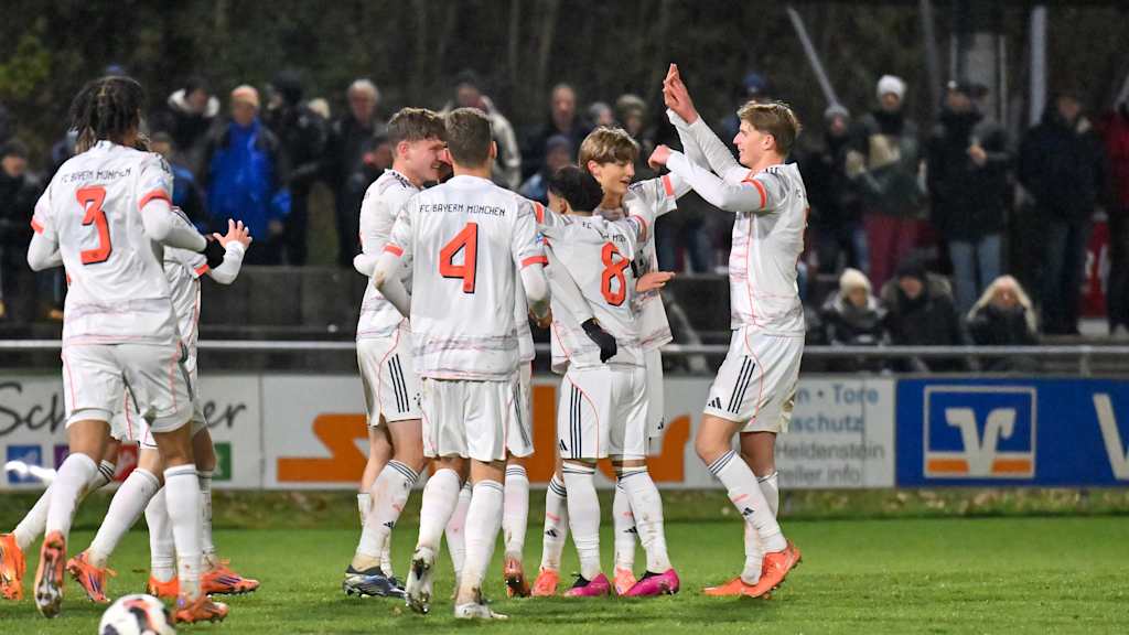 Die FC Bayern Amateure bejubeln einen Treffer.