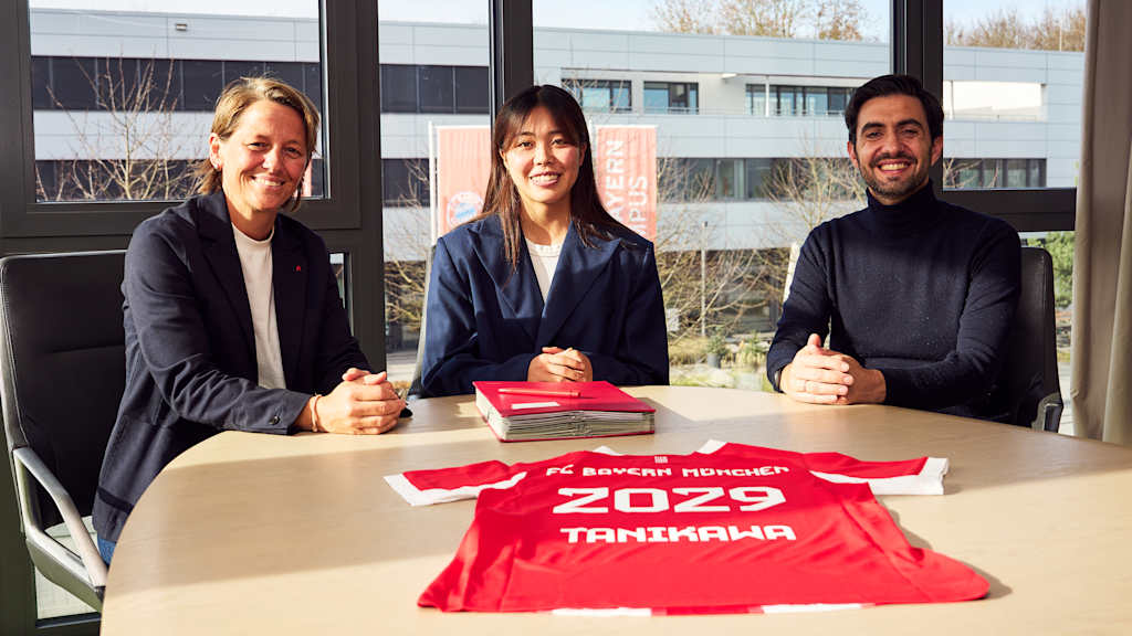 Momoko Tanikawa with Bianca Rech (director of women's football) and Francisco De Sá Fardilha (technical director)