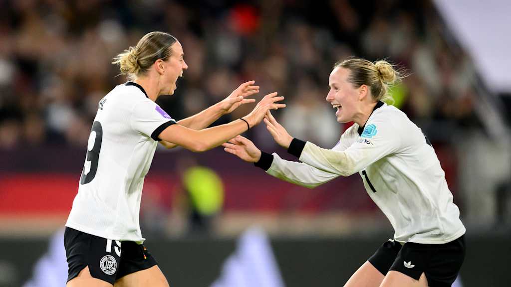 Klara Bühl und Franziska Kett bejubeln ein Tor im Dress der deutschen Nationalmannschaft.