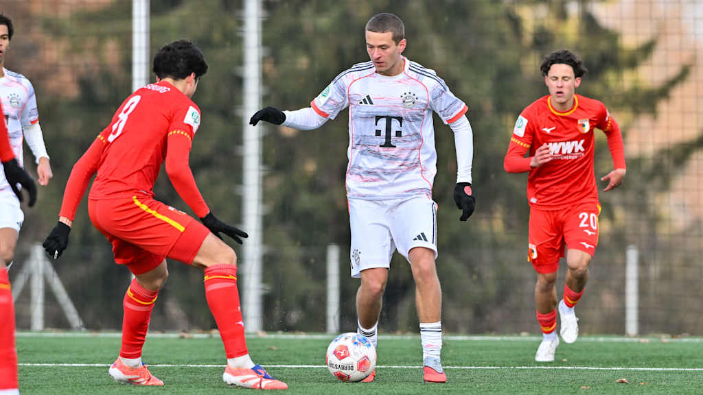 Yll Gashi führt den Ball am Fuß.