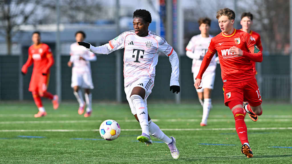 Frank Egwuatu führt den Ball am Fuß.