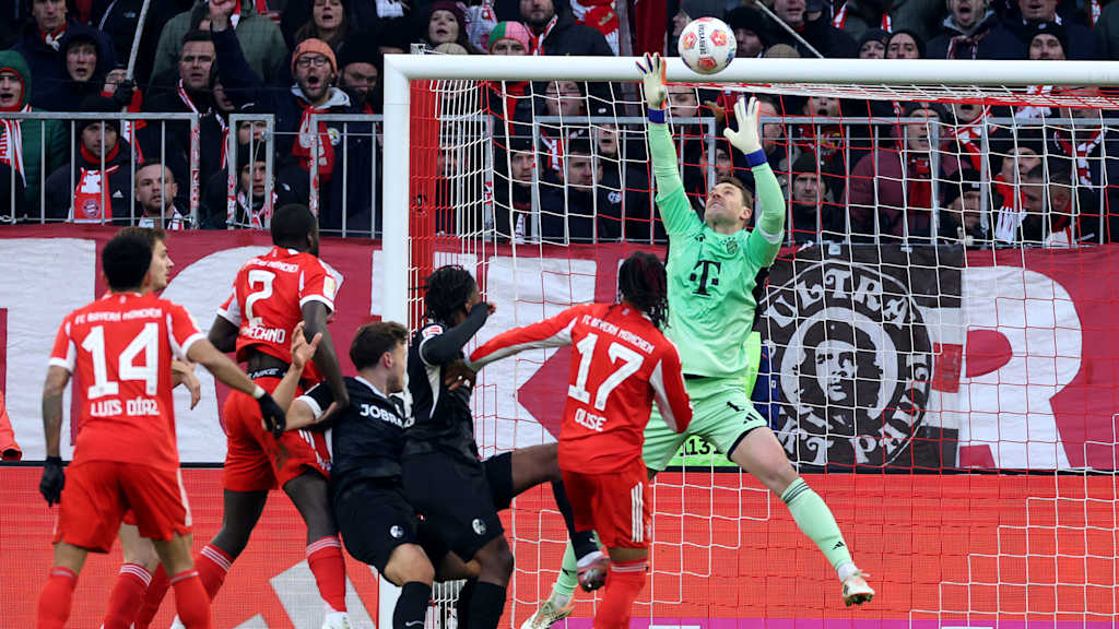 Manzambi trifft zum 2:0 für die Gäste im Bundesliga-Spiel des FC Bayern gegen den SC Freiburg.