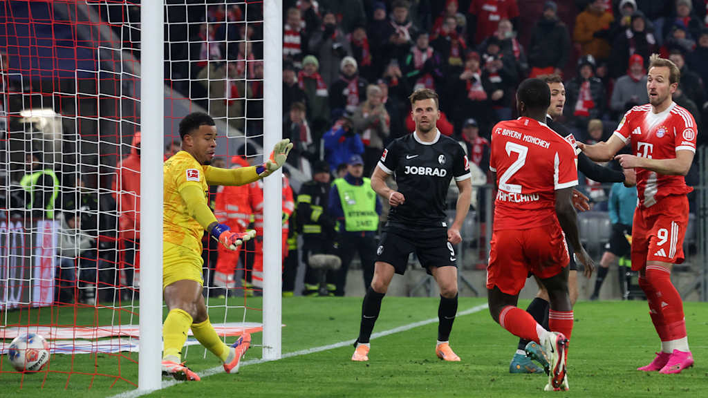 Dayot Upamecano trifft zum 3:2 im Bundesliga-Spiel des FC Bayern gegen den SC Freiburg.