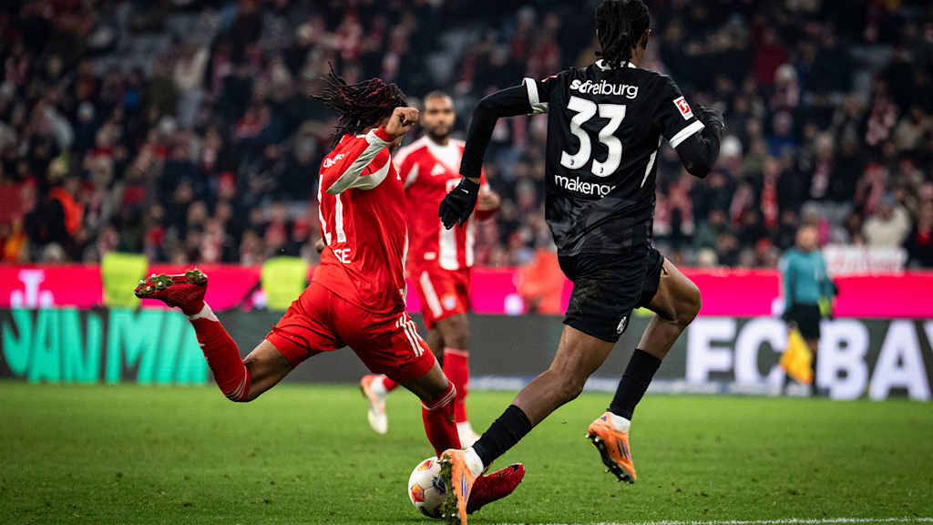 Dayot Upamecano beim Torschuss im Bundesliga-Spiel des FC Bayern gegen den SC Freiburg.